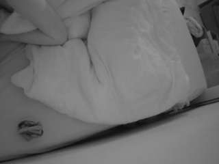 voyeurcam-julmodels-whitebed-4