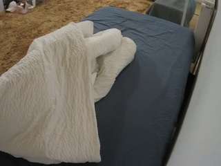 voyeurcam-julmodels-whitebed-4