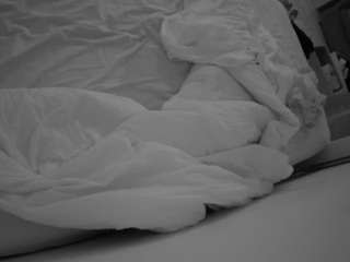 voyeurcam-julmodels-whitebed-4