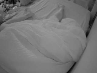voyeurcam-julmodels-whitebed-4