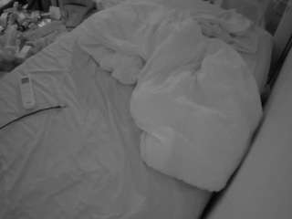 voyeurcam-julmodels-whitebed-4