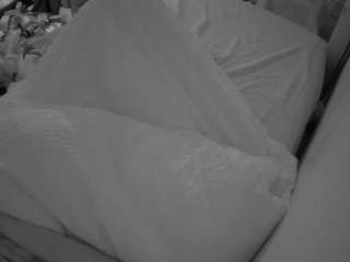 voyeurcam-julmodels-whitebed-4