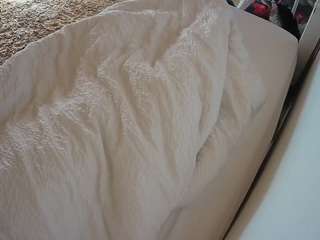 voyeurcam-julmodels-whitebed-4