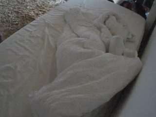 voyeurcam-julmodels-whitebed-4