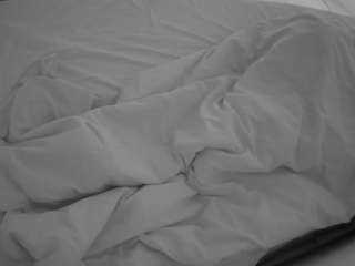 voyeurcam-julmodels-whitebed-5