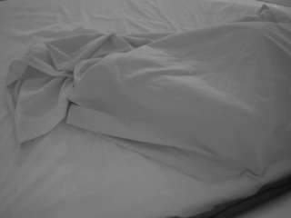 Nude Cam Models camsoda voyeurcam-julmodels-whitebed-5