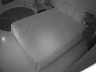 Voyeru House camsoda voyeurcam-julmodels-whitebed-5