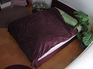 voyeurcam-julmodels-whitebed-5