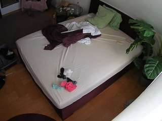 voyeurcam-julmodels-whitebed-5