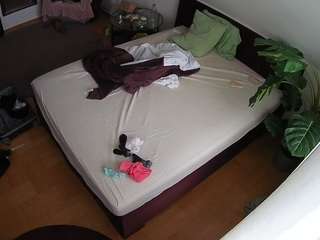 voyeurcam-julmodels-whitebed-5