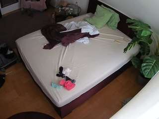voyeurcam-julmodels-whitebed-5