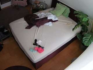 voyeurcam-julmodels-whitebed-5