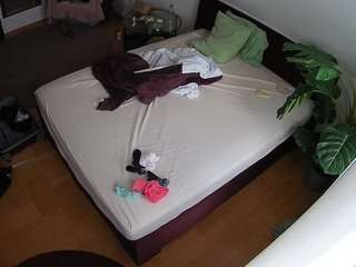 voyeurcam-julmodels-whitebed-5