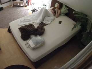 voyeurcam-julmodels-whitebed-5