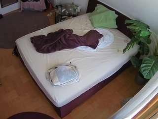 voyeurcam-julmodels-whitebed-5 webcam