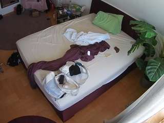 voyeurcam-julmodels-whitebed-5