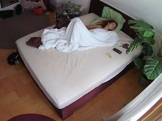voyeurcam-julmodels-whitebed-5