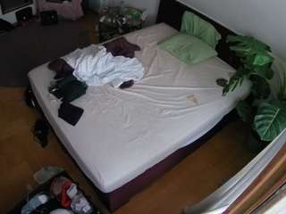 voyeurcam-julmodels-whitebed-5