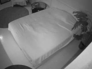 voyeurcam-julmodels-whitebed-5