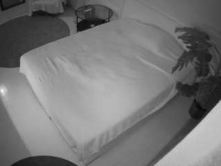 voyeurcam-julmodels-whitebed-5