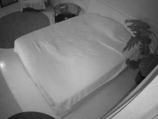 voyeurcam-julmodels-whitebed-5