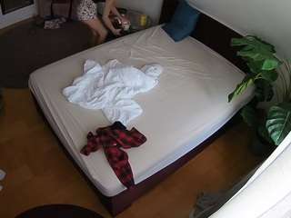 voyeurcam-julmodels-whitebed-5