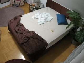 voyeurcam-julmodels-whitebed-5
