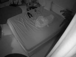 voyeurcam-julmodels-whitebed-5