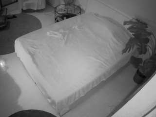 voyeurcam-julmodels-whitebed-5
