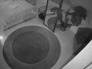 voyeurcam-julmodels-whitebed-5