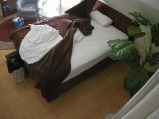 voyeurcam-julmodels-whitebed-5 webcam