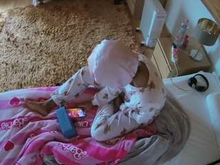 voyeurcam-julmodels-whitebed-5 webcam