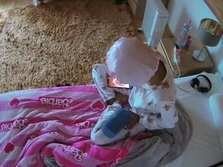 voyeurcam-julmodels-whitebed-5 webcam