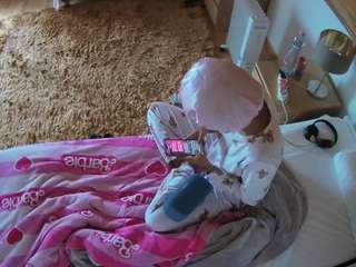 voyeurcam-julmodels-whitebed-5 webcam