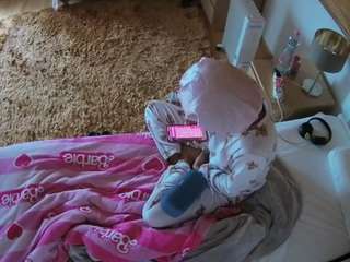 voyeurcam-julmodels-whitebed-5 webcam