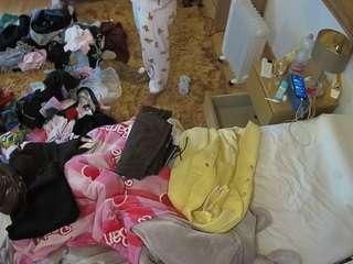 voyeurcam-julmodels-whitebed-5 webcam