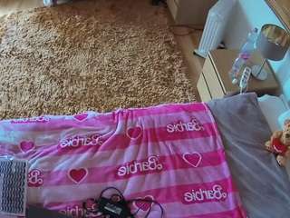 voyeurcam-julmodels-whitebed-5 webcam
