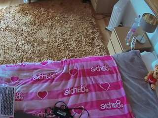 voyeurcam-julmodels-whitebed-5 webcam