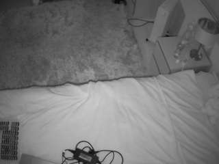 voyeurcam-julmodels-whitebed-5 webcam