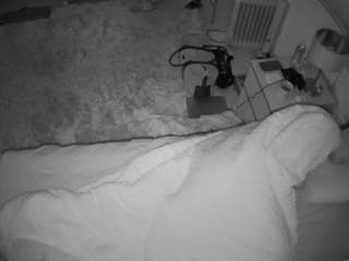 voyeurcam-julmodels-whitebed-5