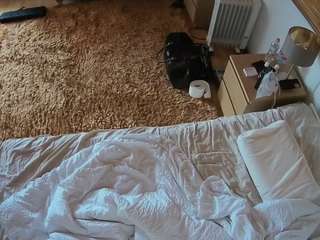 voyeurcam-julmodels-whitebed-5