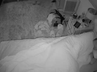 voyeurcam-julmodels-whitebed-5 webcam