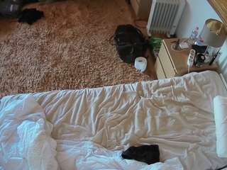 voyeurcam-julmodels-whitebed-5 webcam