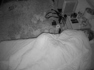 voyeurcam-julmodels-whitebed-5