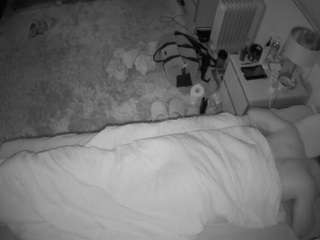 voyeurcam-julmodels-whitebed-5