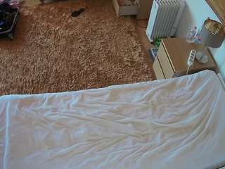 voyeurcam-julmodels-whitebed-5 webcam
