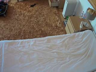 voyeurcam-julmodels-whitebed-5 webcam