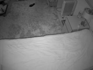 voyeurcam-julmodels-whitebed-5