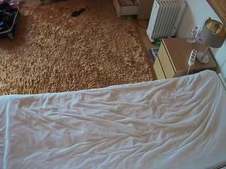 voyeurcam-julmodels-whitebed-5 webcam