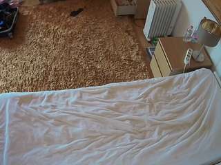 voyeurcam-julmodels-whitebed-5 webcam